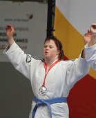 Merja Eskelinen juhlii Special Olympics Euroopan hopeaa.